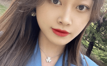 老哥约来大四实习长腿美女脱下运动鞋玩舔嫩脚